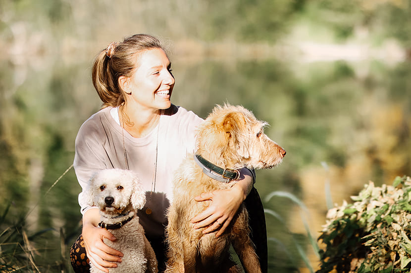 Profilbild Hundecoach Sandra Vergien mit zwei Hunden in der Natur.